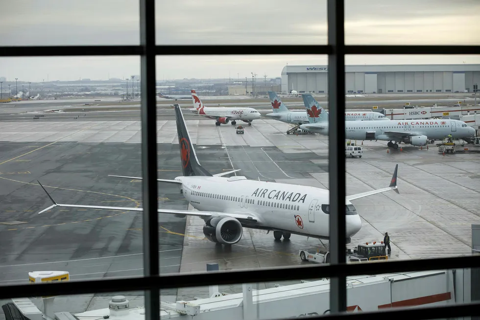 Canada vil granske godkjennelsen av flytillatelsen for Boeings 737 Max-fly. Bildet viser et Max 8-fly fra Air Canada på den internasjonale flyplassen i Toronto.