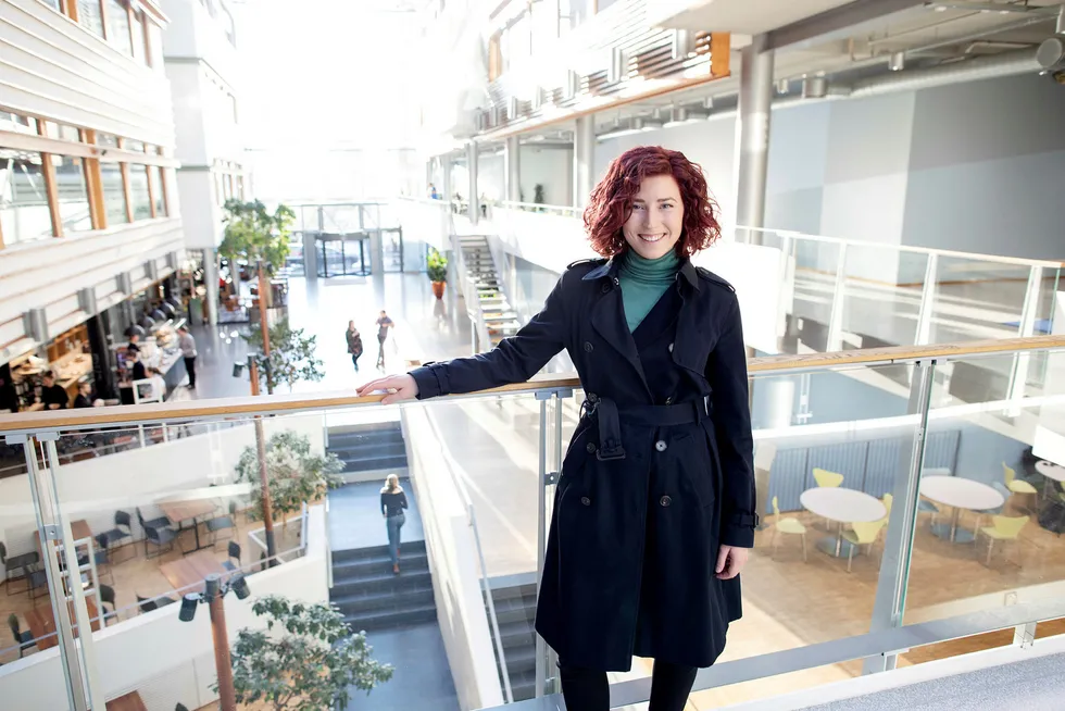 Maria Jansen Garø (25) er nyansatt siviløkonom i Storebrand, her er hun fotografert under et besøk på BI.