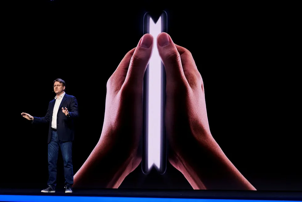 Justin Denison, sjef for produktsstrategi og markedsføring i Samsung, bekreftet under en utviklerkonferanse i november at de vil lansere brettbare smarttelefoner i løpet av 2019. Huawei og Xiaomi vil sannsynligvis også lansere brettbare telefoner som kan kobles opp på 5G-nettet i løpet av året. Prisene på disse vil bli rekordhøye.