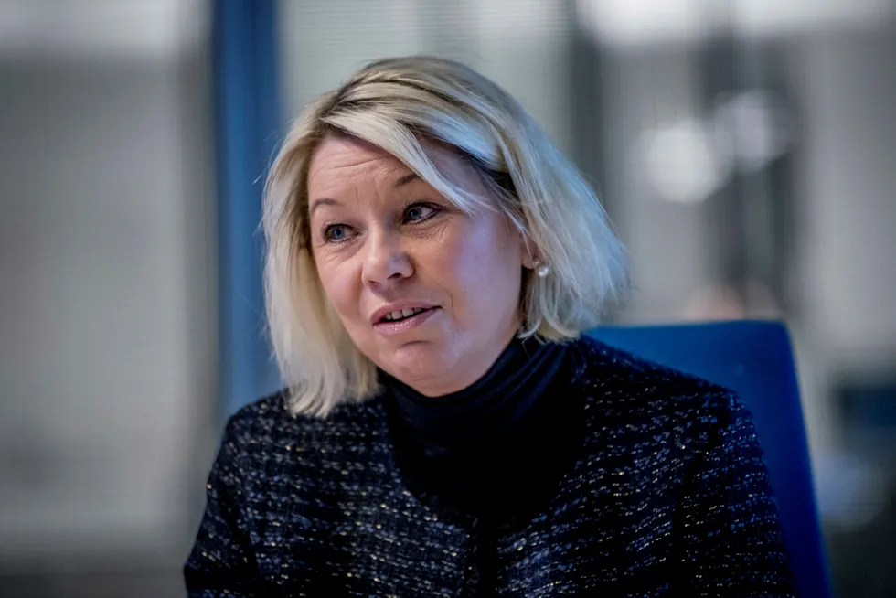 Kommunal- og moderniseringsminister Monica Mæland er glad for at nedgangen i antall arbeidsforhold i sentralforvaltningen.