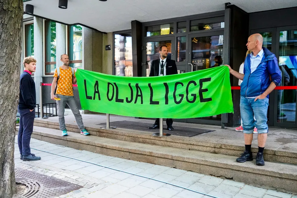 Aktivister fra organisasjonen Extinction Rebellion planlegger en aksjon mot Sandefjord-konferansen neste uke, der oljetopper og politikere samles. Her sperrer noen av dem alle innganger til Stortinget i juni fjor.
