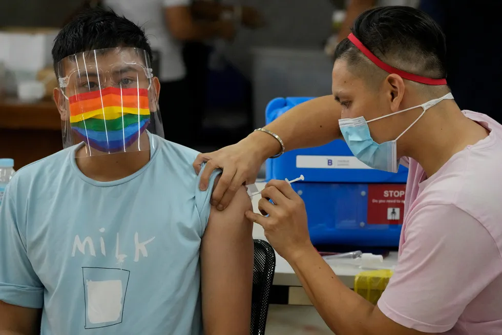 Kun 2,2 prosent av den filippinske befolkningen er fullvaksinert. Skepsisen til flere av vaksinene et stort og det har vært dårlig oppmøte ved vaksinesentrene. Her fra et vaksinesenter i Quezon på mandag.