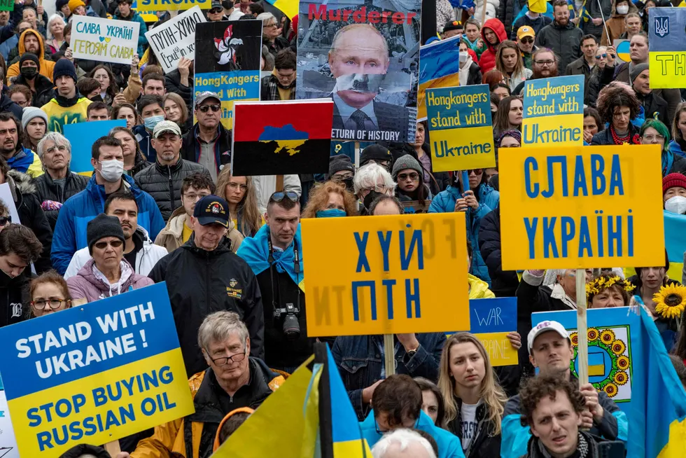 Under en demonstrasjon i Boston i USA søndag ble det blant annet reist krav om å stoppe kjøp av russisk olje. USAs utenriksminister Antony Blinken sa søndag at USA er i dialog med europeiske partnere om å sanksjonere russisk olje.