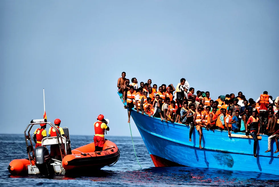 EU-politikken er ikke bærekraftig og kan ikke bli det så lenge så mange kommer til Europa. Migrasjon som megatrend må takles gjennom global politikk, ledet av FN. Her prøver flyktninger og migranter å ta seg over til Europa fra Libya. Foto: Aris Messinis/AFP/NTB Scanpix