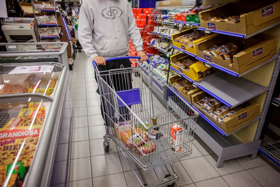 Hvis dagligvarekjedene har drevet med prissamarbeid og forbrukerne har betalt for mye for dagligvarene, kan forbrukerne kreve erstatning, skriver Andreas Nordby og Jan Olav Aabø.