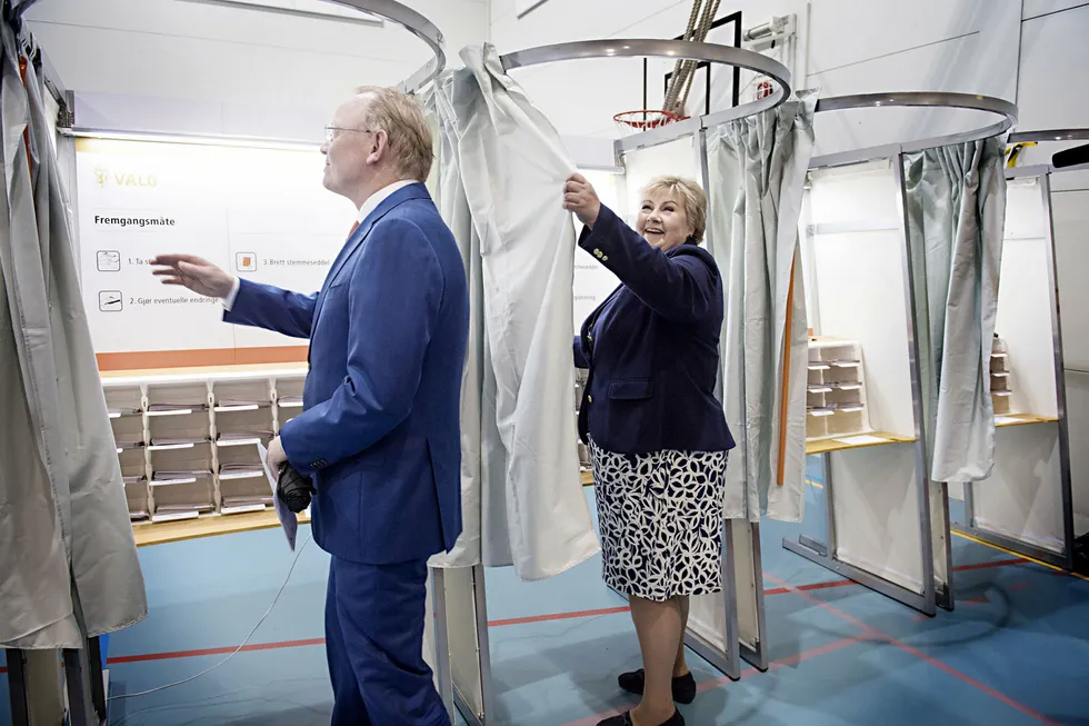 Statsminister Erna Solberg (H) og ektemannen Sindre Finnes stemmer ved stortingsvalget på Apeltun skole i Bergen. Foto: Marit Hommedal/NTB Scanpix