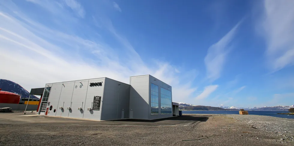 Zooca (markedsnavnet til Calanus-konsernet) sin fabrikk for produksjon av raudåte på Holmen utenfor Sortland. Bildet er tatt i forbindelse med åpningen høsten 2021.