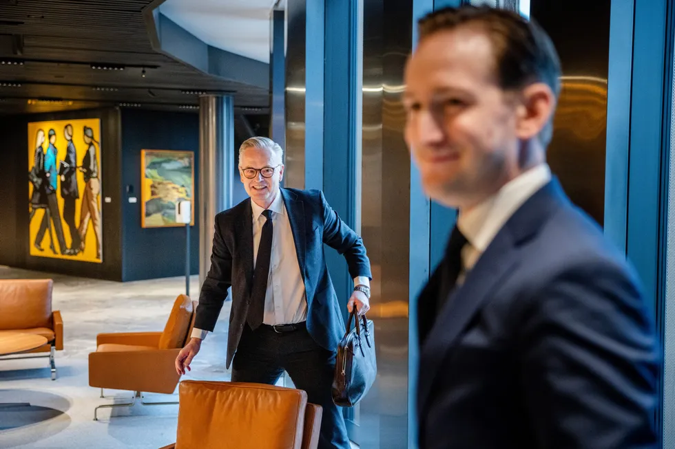 ABGs konsernsjef Jonas Ström (til venstre) og sjefen for ABGs Oslo-kontor, Kristian B. Fyksen, la onsdag frem regnskap med kraftig inntektsfall.