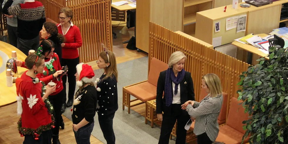 Julestemning på Oslo Børs idag. Børsdirektør Bente A. Landsnes (til høyre, i blå drakt) la imidlertid julegenseren sin igjen hjemme.