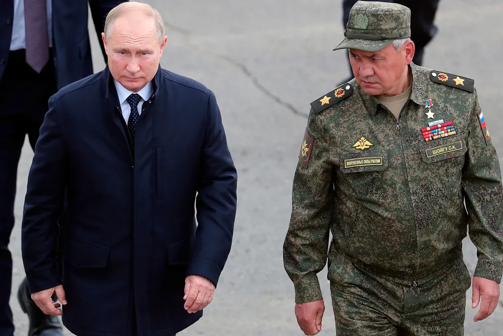 President Vladimir Putin og forsvarsminister Sergej Sjojgu under øvelsen Zapad-2021 tidligere i høst.