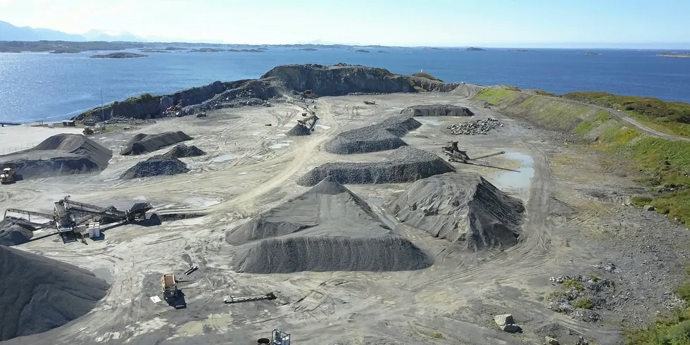 Selskapet Salmon Evolution planlegger landbasert anlegg i Fræna kommune i Møre og Romsdal. Dette anlegget omfattes ikke av å være under høyeste astronomiske tidevann.