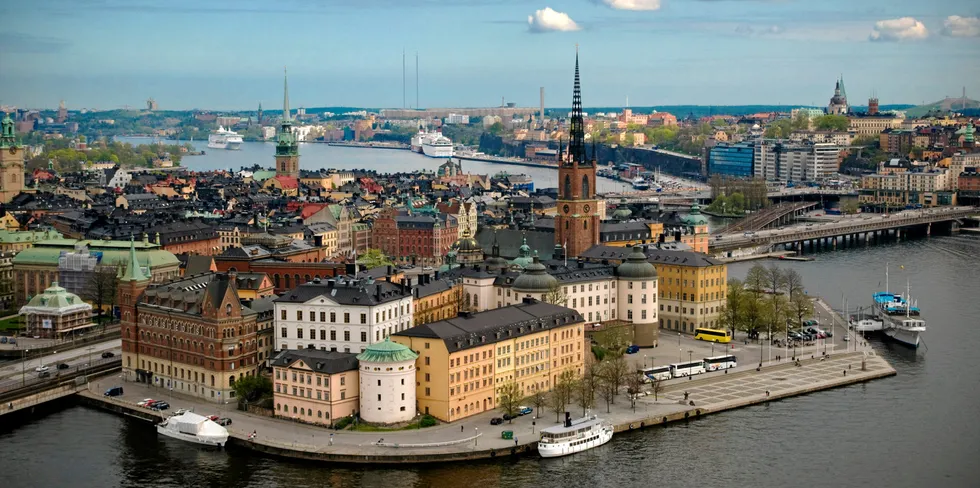 Strømprisene i Stockholm blir på nordnorsk nivå mesteparten av fredagen. Vindkraft bringer prisene i bunn, men de smitter i liten grad over til Norge. I Sør-Norge blir stort sett prisene minst 100 ganger høyere enn på andre siden av grensen.