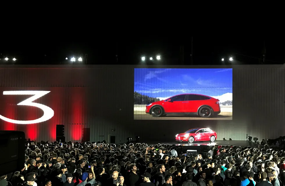 Tesla viste fredag frem en av de første bilene av den nye Model 3 fra Fremont-fabrikken. Foto: Alexandria Sage/Reuters/NTB Scanpix
