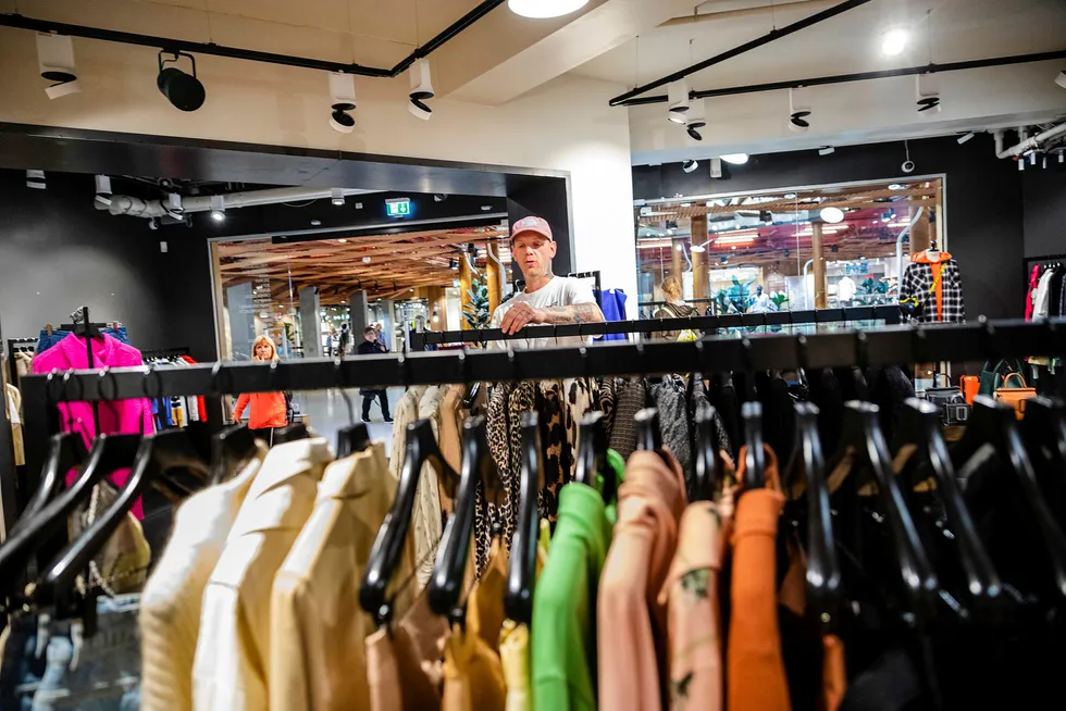 Butikksjef Morten Sørensen i Yme sier de trolig ikke trenger å ha salg på sommervarene i år fordi salget går så bra.