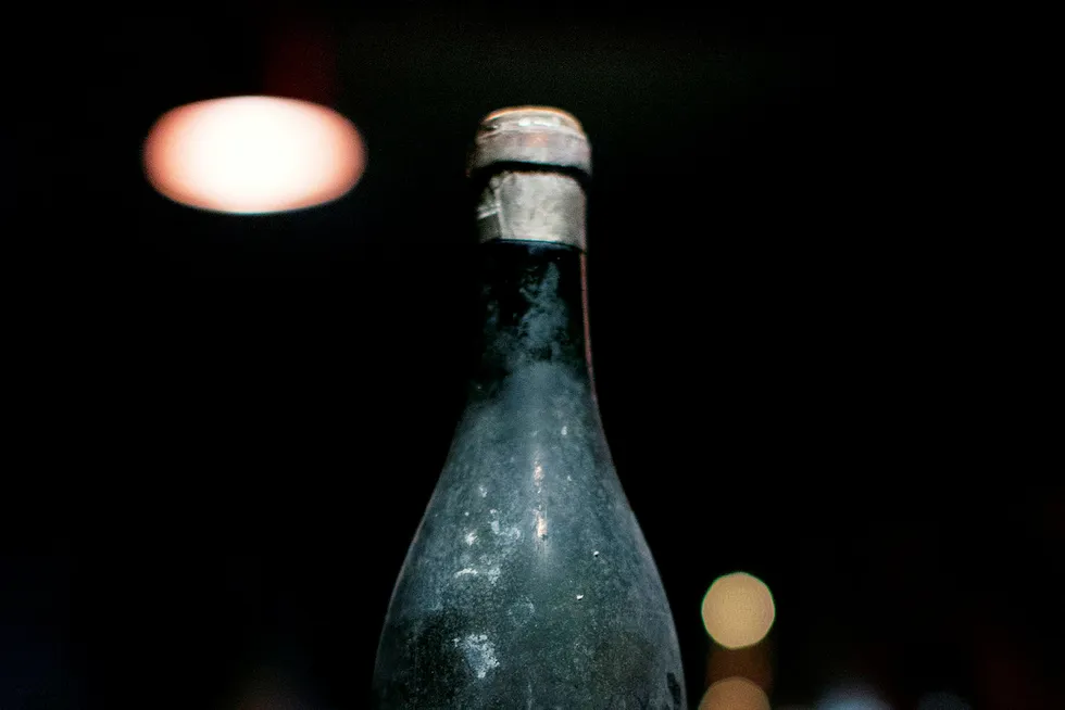 En flaske Volnay fra P. A. Larsens kjeller i Raadhusgaten som har overlevd et århundre.