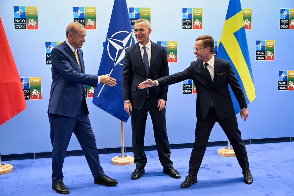 En ivrig statsminister Ulf Kristersson (til høyre) på godfot med Erdogan og Stoltenberg i Vilnius.