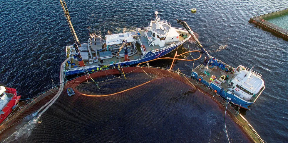 Dødelighet som følge av avlusning øker klimagassutslippene i norsk lakseoppdrett. Båten på bildet har ingen direkte tilknytning til saken.