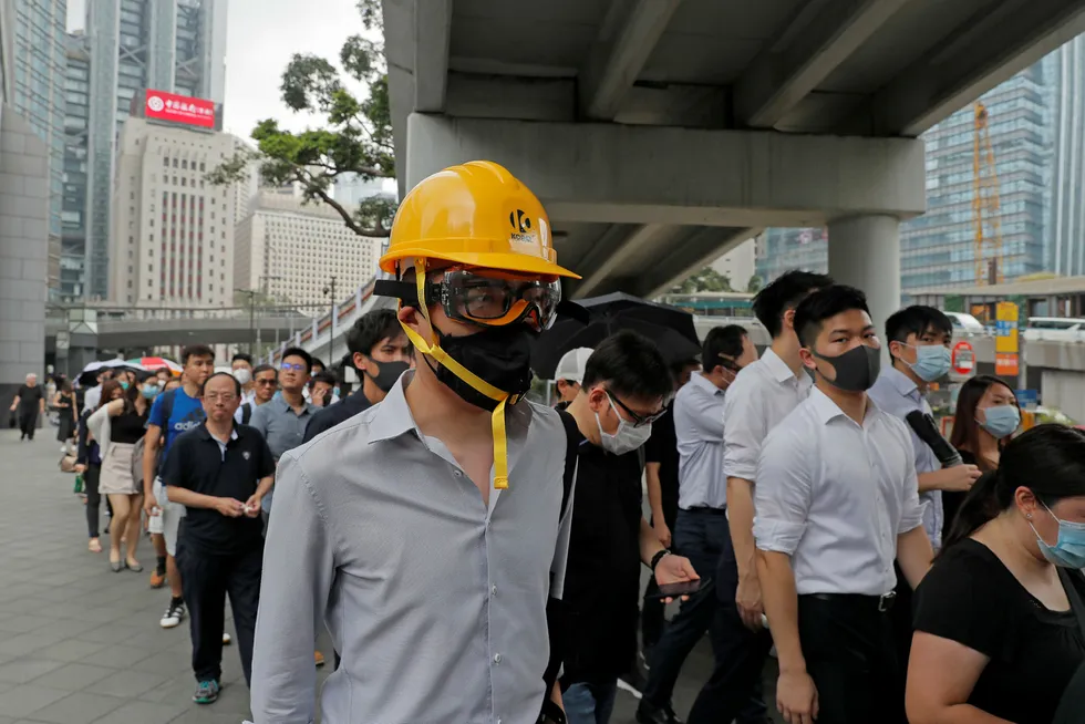 Flere tusen regnskapsførere demonstrerte i Hongkong på fredag. Det gikk fredelig for seg. De store revisjonsselskapene hadde bedt ansatte om ikke å stille opp. Det ventes flere store demonstrasjoner i helgen.