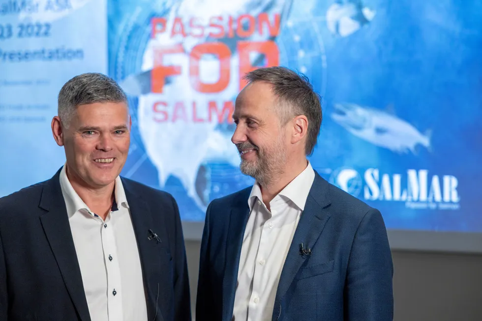 Salmar-sjef Frode Arntsen, til høyre, presenterer kvartalsresultatene sammen med finansdirektør Ulrik Steinvik.