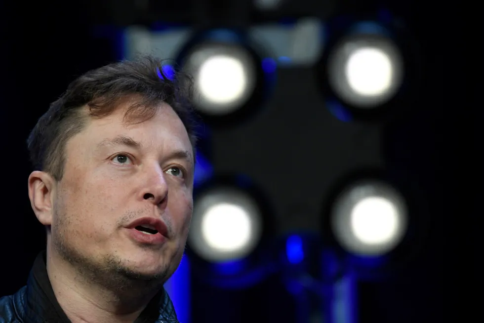 Elon Musk på en konferanse i mars i 2020. Nå er Musk i hardt vær etter at mange Twitter-ansatte mener han forsøker å omgå Californias lover knyttet til nedbemanninger.