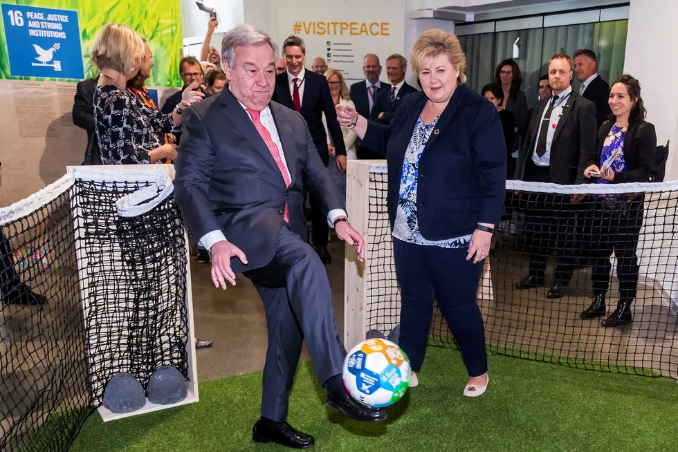 FNs generalsekretær António Guterres sparker bærekraftsballen i mål sammen med statsminister Erna Solberg i Oslo i 2018. Ingen av FNs 17 bærekraftsmål nevner ledelse som et virkemiddel for å nå målene.