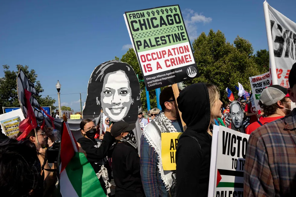 Propalestinske demonstranter utenfor Demokratenes landsmøte i Chicago.