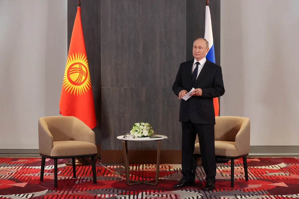 Vladimir Putin måtte vente på Kirgisistans president forleden. Det kan komme flere ydmykelser.