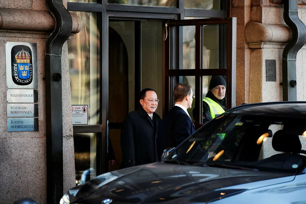 Nord-Koreas utenriksminister Ri Yong-ho, til venstre, besøkte Stockholm i midten av måneden. Det har satt fart i spekulasjonene om det går mot en opptining av isolasjonen i det lukkede landet. Foto: Vilhelm Stokstad/AFP/NTB Scanpix