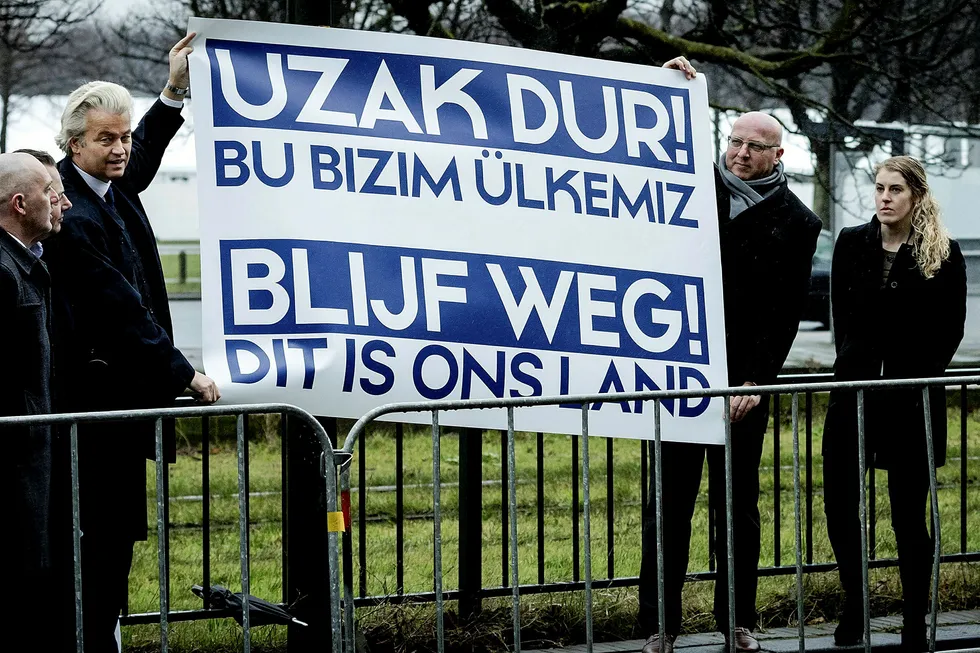 Geert Wilders (til venstre for banneret) demonstrerte mot Tyrkias utenriksminister utenfor den tyrkiske ambassaden i Nederland onsdag. AFP PHOTO / ANP / Robin van Lonkhuijsen / Netherlands OUT Foto: ROBIN VAN LONKHUIJSEN/AFP Photo/ ANP/NTB Scanpix.
