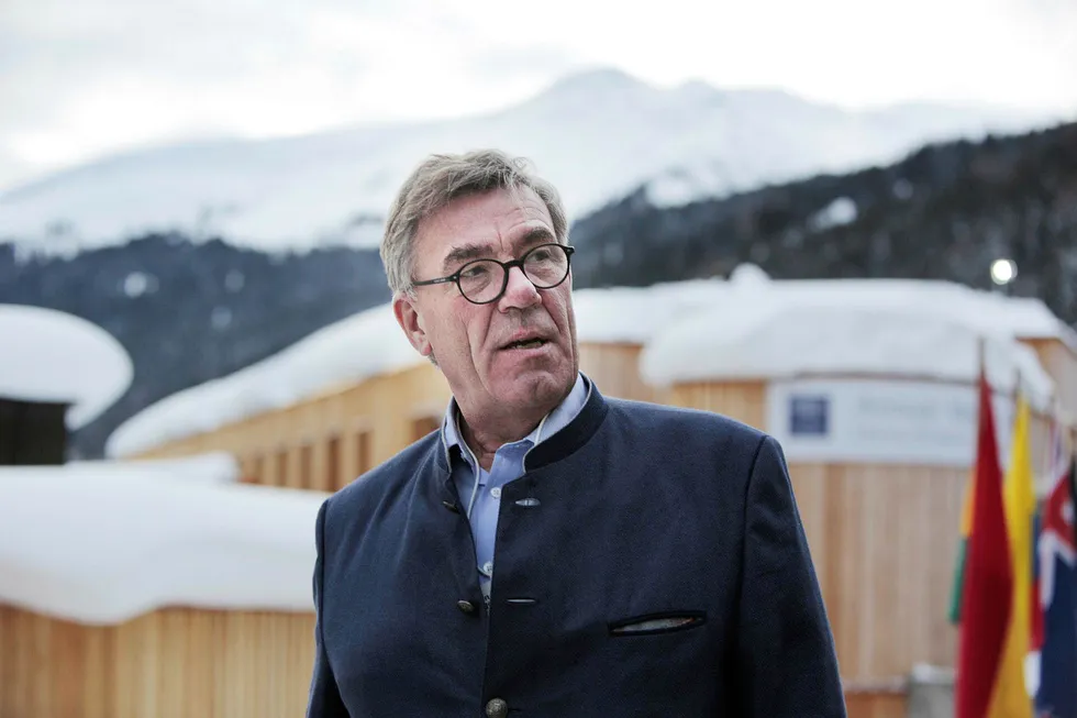 Snødyngene henger tungt over Davos. Mandag kom Orkla-styreleder Stein Erik Hagen for å delta på enda et World Economic Forum. Hans første var i 2002.