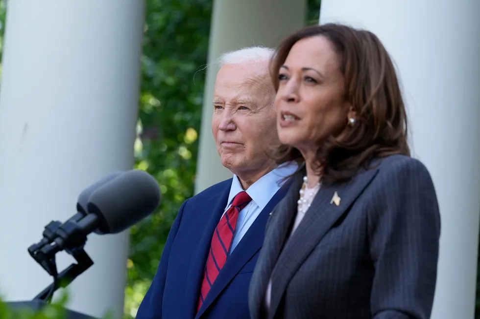 USAs president Joe Biden (t.v.) ønsker at visepresident Kamala Harris skal overta stafettpinnen som Demokratenes kandidat.