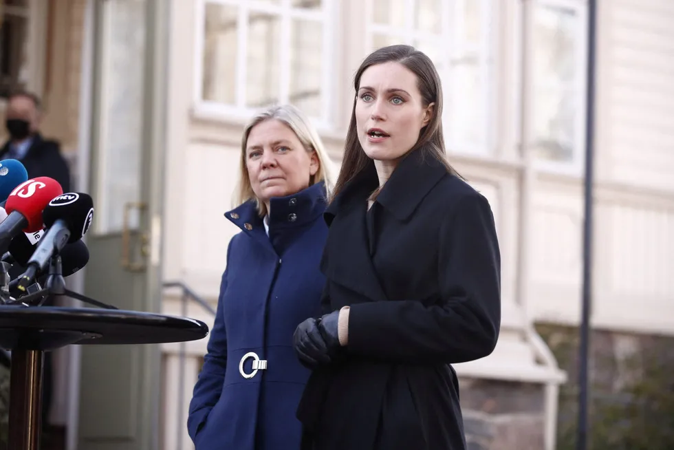 Statsminister Sanna Marin vil ha rask Nato-avklaring. Hennes svenske kollega Magdalena Andersson (til venstre) tar seg mer tid.