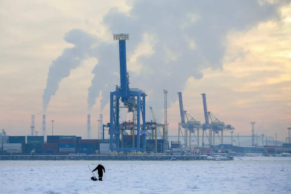 Havnen i den russiske storbyen St. Petersburg innerst i Finskebukta kan bli islagt på vinteren. I løpet av torsdagen ankommer det norske kjøle- og fryseskipet «Silver Bergen» med fisk fra Færøyene.