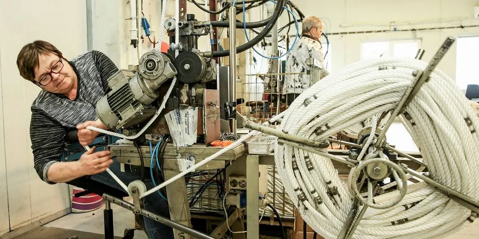 DJUPVASSLINE: Fiskevegn er marknadsleiande leverandør av djupvassline til fangst av tannfisk i Sørishavet. Sigrun Sandvik monterer metalldelane på lina.Foto: Jørn-Arne Tomasgård