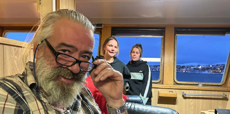 Skipper Kjell Endresen med mannskap Sara Olsen Lian og Thea Thorsen (t.h.) er klare for det som kan bli ei fem måneder lang økt på snøkrabbefiske med livsstil som toppidrettsutøvere.