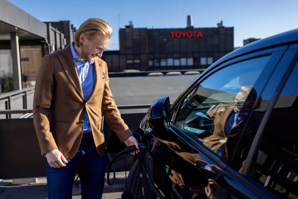 – Jeg liker akselerasjonen på elbiler, men det spiller ingen rolle hva jeg liker, sier Piotr Pawlak, administrerende direktør i Toyota Norge som lader sin Lexus på jobben.