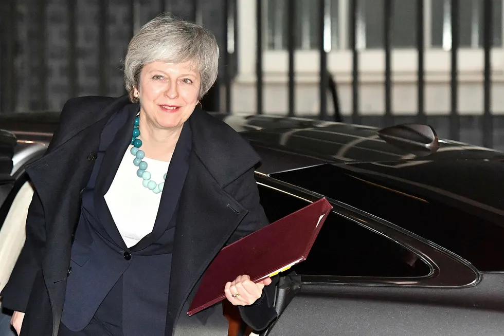 Storbritannias statsminister Theresa May utsetter den historiske brexitavstemningen i Parlamentet.