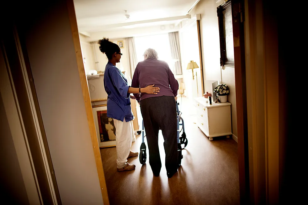 Medarbeidere som bor med sine familier, handler mat og reiser frem og tilbake til jobb er en viktig faktor i spredningen av koronasmitte til over halvparten av Oslos sykehjem.