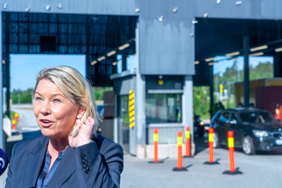 Justis- og beredsskapsminister Monica Mæland holder foreløpig litt igjen på innreise til Norge. Her besøker hun tollstedet på Svinesund torsdag.