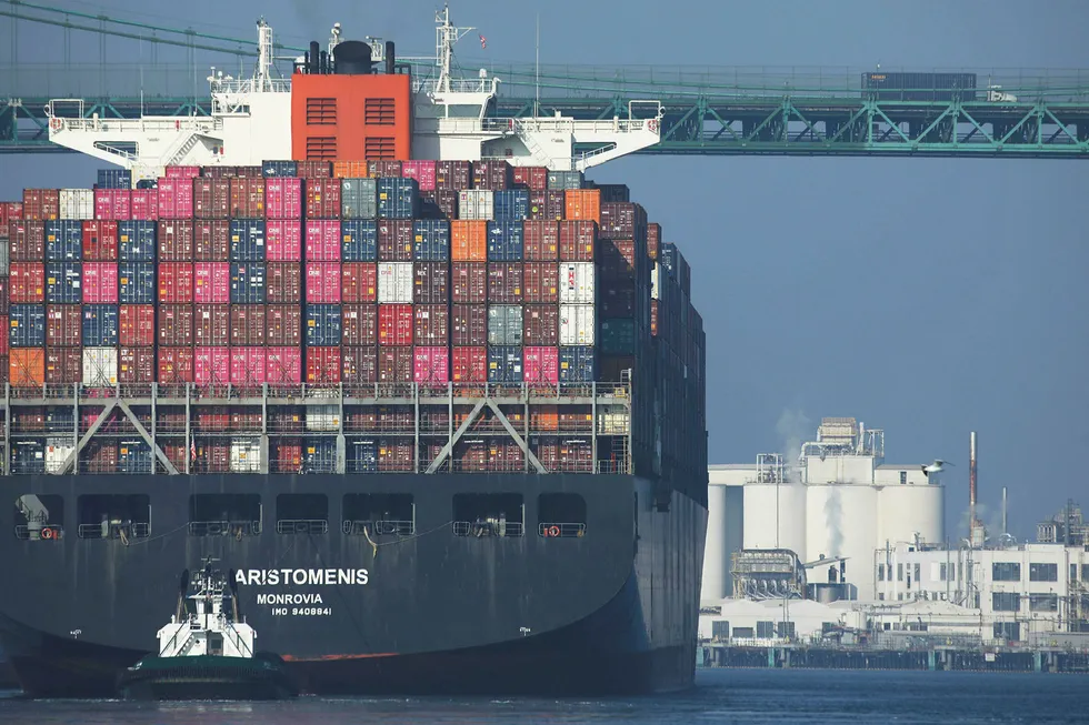 Et fullastet containerskip ankommer Port of Los Angeles, den travleste havnen i USA, fra Kina i sluttem av november. Det ventes høyere aktivitet i handelen mellom verdens to største økonomiske supermakter hvis fase 11 av en handelsavtale blir inngått allerede på fredag- Alt avhenger av president Donald Trump.
