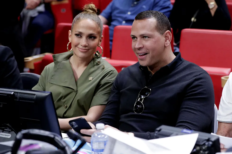 Jennifer Lopez (t.v.) og baseball-stjernen Alex Rodriguez på en basketballkamp i fjor. De to står nå i spissen for å kjøpe New York Mets.