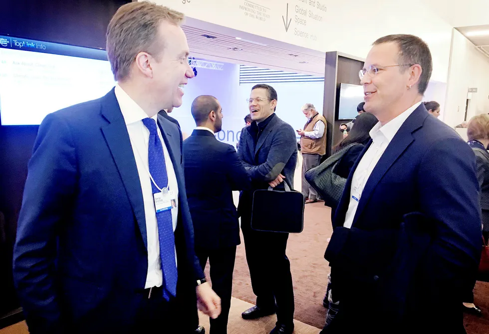 Utenriksminister Børge Brende og Sveriges tidligere finansminister Anders Borg møttes i gangen under World Economic Forum i Davos. Foto: Jostein Løvås