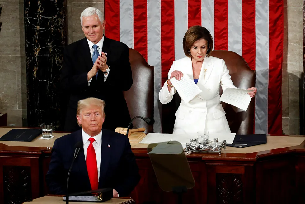 Ordkrig om postvesenet: Lederen for Representantenes hus Nancy Pelosi (avbildet til høyre) i USA vurderer å avbryte Kongressens sommerferie for å diskutere det amerikanske postvesenets fremtid.
