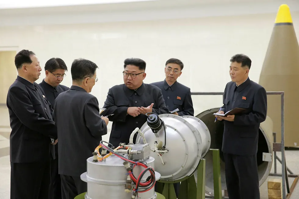 Nord-Koreas diktator Kim Jong Un stiller opp på et bilde sendt ut av Nord-Koreanske myndigheter, der han tilsynelatende gir en leksjon i atomvåpen mens andre tar notater. Bildet er udatert. Foto: KCNA