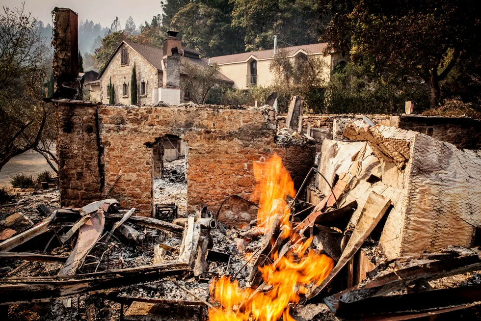 Nedbrent. – Flammene sto opp langs den gamle hovedbygningen (i bakgrunnen) fra 1889, men på mirakuløst vis tok det ikke fyr der, sier Mayacamas vinmaker Jimmy Hayes. Foto: Peter DaSilva