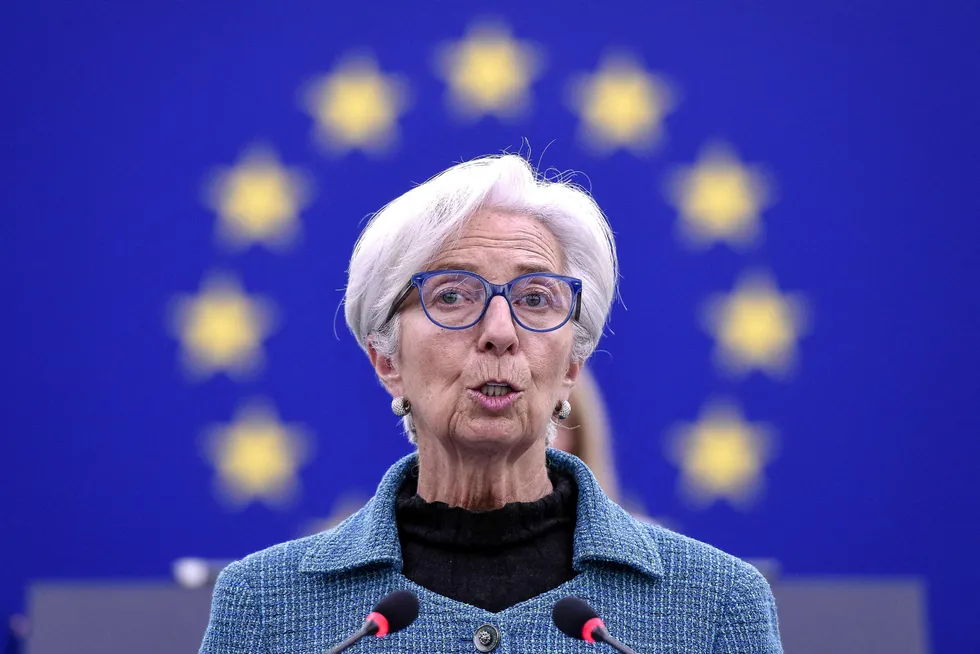 Franske Christine Lagarde leder Den europeiske sentralbanken (ECB). Hun er også leder av rådet som vurderer den finansielle stabiliteten i Europa. Rådet advarer om at boligmarkedene er svært sårbare på grunn av høye priser.