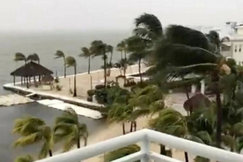 Stormen Irma slo søndag inn over Florida Keys. Her fra Key Largo. Stormen beveger seg nordover langs vestkysten av Florida. Foto: Facebook/Laura Kushner Gibson/via Reuters/NTB Scanpix