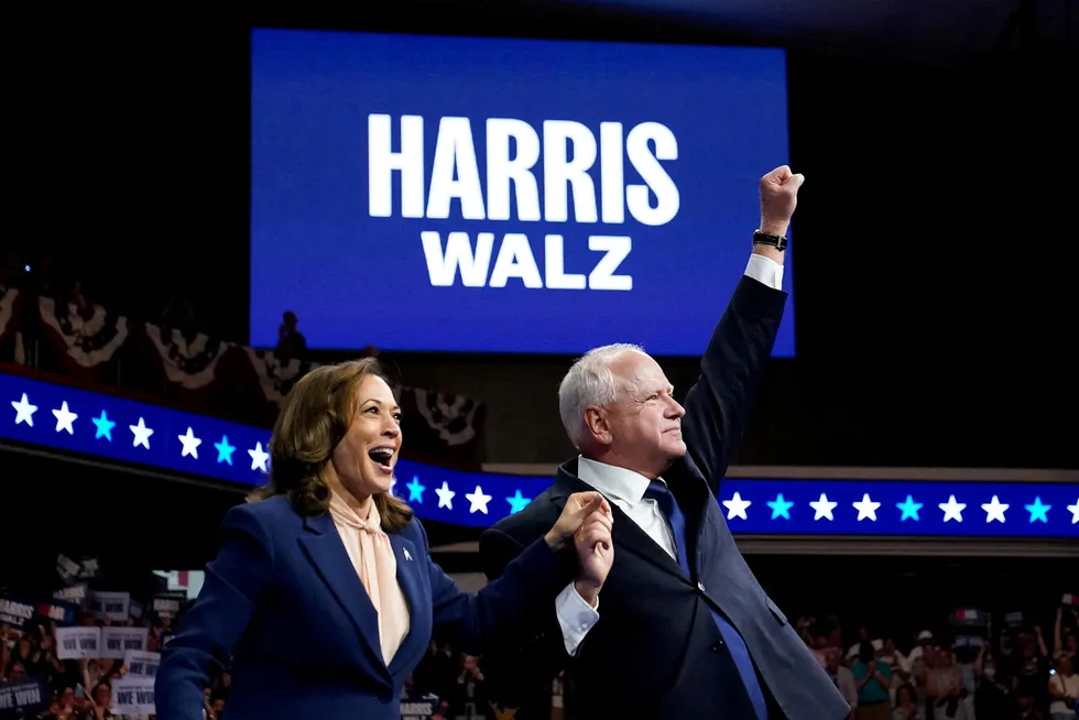 Visepresident Kamala Harris er Demokratenes presidentkandidat til valget. På sitt første valgkampmøte tirsdag hadde hun med seg sin visepresidentkandidat Tim Walz.