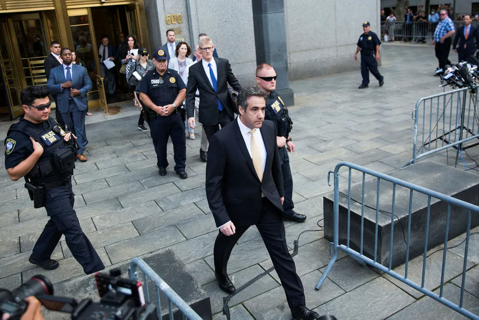 Trumps tidligere advokat Michael Cohen kommer ut fra rettslokalene tirsdag.