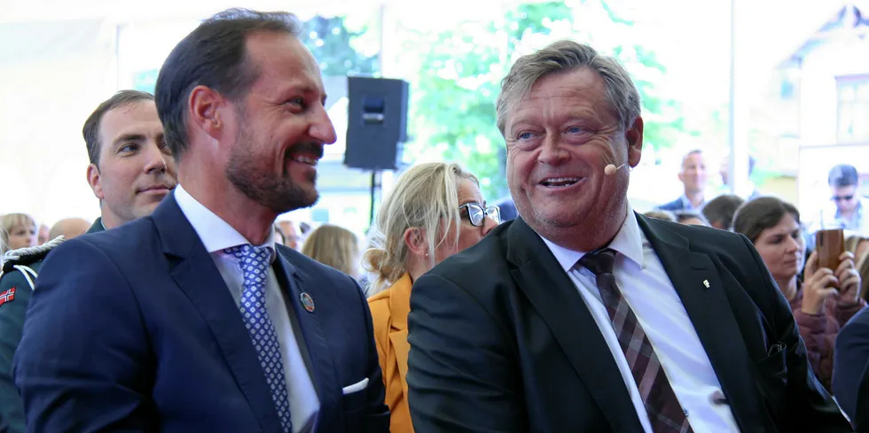 Kronprins Haakon var med under åpningen av Aqua Nor 2019. Her sammen med daværende fiskeriminister Haralt T. Nesvik, nå samfunnskontakt hos Sølvtrans-rederiet.